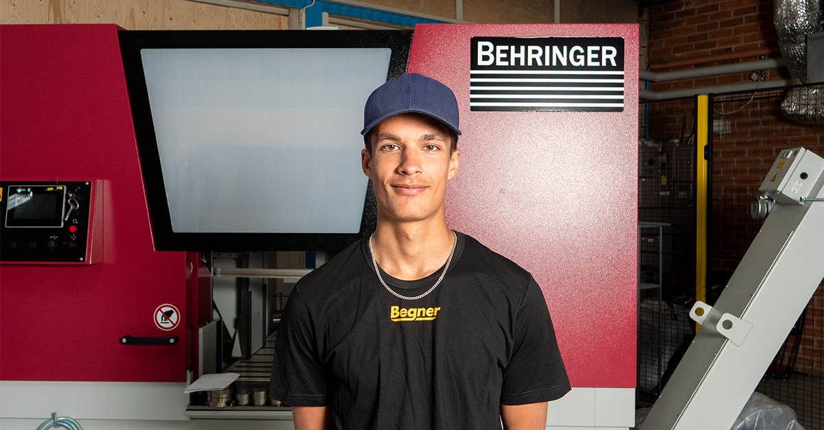 Leo framför Behringer Bandsåg